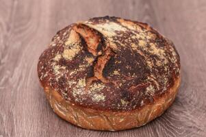 eigengemaakt brood in de keuken Aan een houten tafel 2 foto