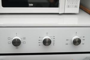 wit magnetronoven en oven in de keuken 1 foto