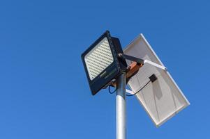 zonlicht, straat lamp, schijnwerper gebruik zonne- energie. gebruik met zonne- panelen.1 foto