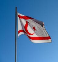 nationaal vlag van Turks republiek van noordelijk Cyprus Aan een vlaggenmast 1 foto