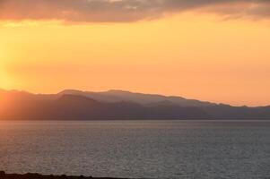 visie van de bergen en zonsondergang van de middellandse Zee zee in Cyprus 2 foto