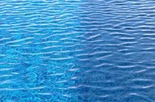 oppervlakte van blauw zwemmen zwembad, achtergrond van water in zwemmen zwembad. foto