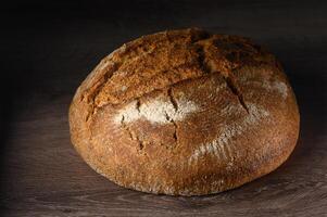 smakelijk eigengemaakt geheel graan brood Aan een houten tafel 12 foto