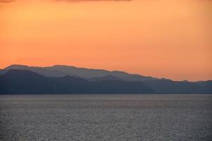 mooi zonsondergang lucht over- de bergen van Cyprus 6 foto