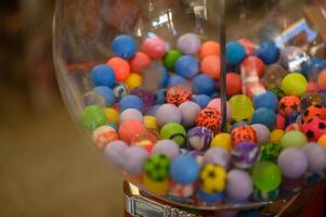 gekleurde ballen in een glas bal in een op te slaan 1 foto