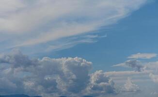 winter lucht met wolken in winter in Cyprus 2 foto