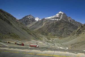 los caracoles woestijn snelweg, met veel bochten, in de Andes bergen foto