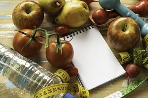 nemen controle van uw Gezondheid en geschiktheid reis met een krachtig combinatie van fruit en Sportschool. maken een inzet naar uw welzijn vandaag en investeren in de gereedschap dat zullen helpen u slagen. foto