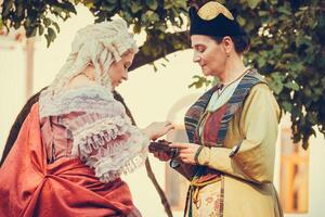 portret van twee vrouw gekleed in historisch barok kleren foto