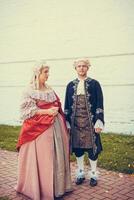 portret van blond vrouw en Mens gekleed in historisch barok kleren foto