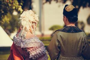 portret van twee vrouw gekleed in historisch barok kleren foto