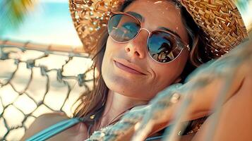 foto van een jong mooi vrouw in zonnebril en een rietje hoed aan het liegen Aan een hangmat Aan een zonnig dag. foto in de stijl van een vakantie portret. illustratie.