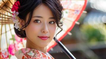 detailopname portret van een jong vrouw in traditioneel Japans kimono, Holding een bloemen paraplu. foto