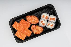 detailopname van sushi broodjes gemaakt sushi-eten hybriden tendens. foto