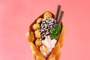 hong Kong of bubbel wafel met ijs room, chocola saus en geïsoleerd Aan wit achtergrond foto