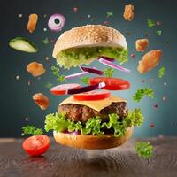 hamburger met vliegend elementen foto