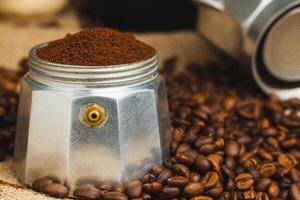 natuurlijk vers grond aromatisch koffie in een geiser koffie maker voor ontbijt. wereld koffie dag. detailopname. selectief focus. foto