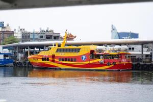 kust- maritiem visie, pier, steiger herbergen veerboot schepen in Taiwan kaohshiung foto