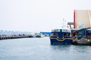 kust- maritiem visie, pier, steiger herbergen veerboot schepen in Taiwan kaohshiung foto
