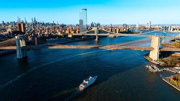 brug in de stralen van instelling zon. toneel- visie van nieuw york van antenne perspectief. foto