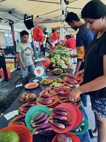 de bruisend bazaar in gombak stad- getuige geweest enthousiast Maleisiërs boodschappen doen voor syawal maaltijd ingrediënten, in voorbereiding voor vieren eidul fitri. foto
