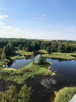 karst meren gezien van bovenstaand van kirkilai observatie toren in Litouwen foto