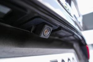 dichtbij omhoog van auto achterzijde visie camera uitrusting Aan auto romp , auto onderdelen concept foto