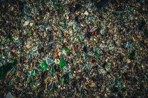 natuurlijke achtergrond met zee glas close-up op zand. foto