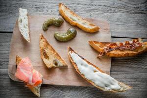 toast met verschillend toppings Aan de houten bord foto