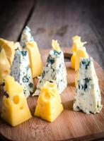 stukken van emmental en blauw kaas foto