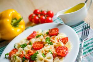 farfalle pasta met kers tomaten foto