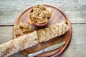 baguette met chips Aan de houten dienblad foto