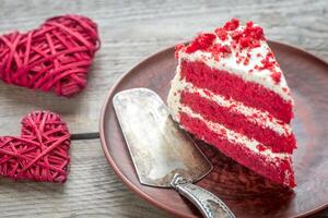 rood fluweel taart Aan de bord foto