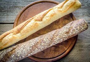 baguettes van tarwe en rogge foto