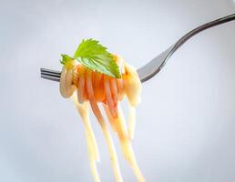 gekookte spaghetti op de vork foto