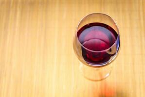 rood wijn in een wijn glas. de top visie foto