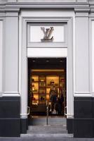 Sydney, Australië, 9 februari 2015 - kijk op de Louis Vuitton-winkel in Sydney, Australië. louis vuitton is een frans modehuis opgericht in 1854 en een van 's werelds toonaangevende internationale modehuizen. foto