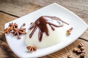 panna cotta onder chocola topping foto