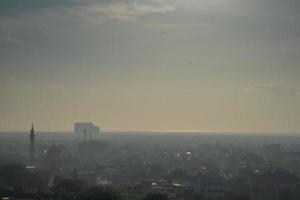 centrale zakenwijk van Surabaya met hoge torengebouwen foto