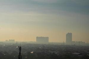 centrale zakenwijk van Surabaya met hoge torengebouwen foto