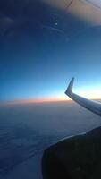 vliegtuig vleugel, vliegtuig vliegend in de lucht, horizon, Doorzichtig lucht, ochtendgloren, zonsondergang foto