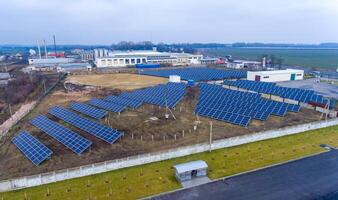 zonlicht paneel cellen landschappen antenne visie. zonne- ecologie groen panelen veld. foto