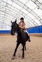 opleiding rijden Aan paard. hobby paard rijden vrouw jockey. foto