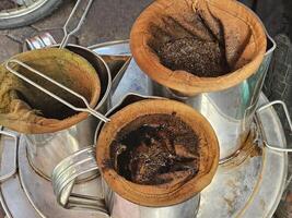 uitrusting pot koffie en thee traditioneel koffie winkel bedrijf verkopen Aan de langs de weg in Thailand. dichtbij omhoog top visie foto