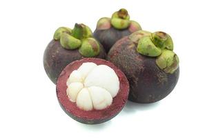 mangosteen geïsoleerd op witte achtergrond foto