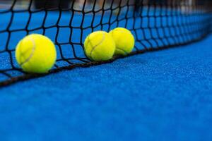 drie peddelen tennis bal in de buurt de netto, racket sport- foto