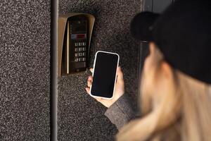 vrouw Open de veiligheid deur met slim telefoon foto