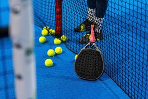 professioneel peddelen tennis racket met natuurlijk verlichting Aan blauw achtergrond. horizontaal sport thema poster, groet kaarten, koppen, website en app foto