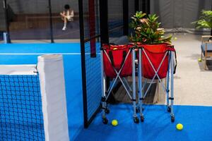 peddelen tennis racket en ballen Aan rechtbank, foto