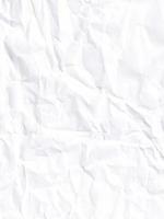 verfrommeld papier in witte kleur. realistische gevouwen papierpagina. beschadigde textuur in abstract. gerimpeld achtergrondmateriaal. foto